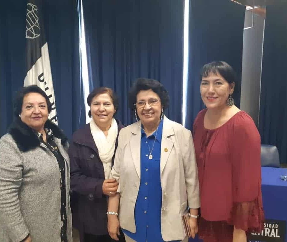 Teresa Molina, Myrta Muñoz y Pamela Diaz junto a María Victoria Peralta en Homenaje U. Central.